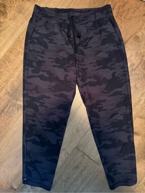 GAP Women’s Black & Gray Camo Joggers